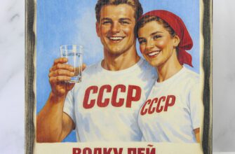Коллекция смешных табличек-демотиваторов на состаренной доске: «Я устал», «Тишина, здесь работает гений», «Отдел безумных идей», «Здесь не заседание», «Расписание недели», «Кофе – моя система запуска», «Злюкен собакен», «Пионер и самогон»