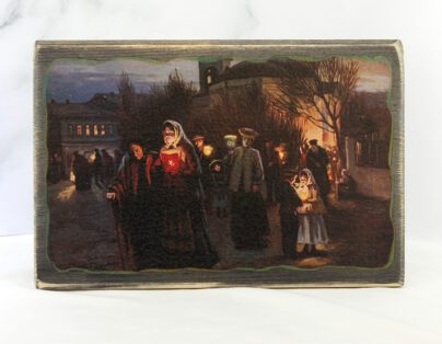 Старуха с палкой, женщина со свечой, дама в шляпке, дети, женщины в платочках – все идут в церковь на ночное богослужение. Пасхальная открытка 0282 на состаренной доске