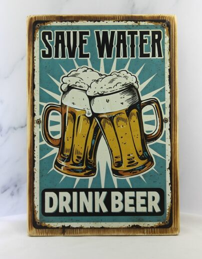 Жестяная табличка с надписью Save water drink beer и двумя чокающимися кружками пива, прикреплённая к состаренной деревянной доске 20×30 см шестью латунными винтиками, техностиль, подарок мужчине