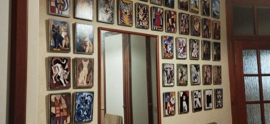 Уютная прихожая с мягким светом и любимыми картинами на стене — пример интерьера, где стены помогают расслабиться