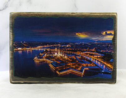 Картина на состаренной доске «Петропавловская крепость в белую ночь» — вид с высоты птичьего полета над Невой